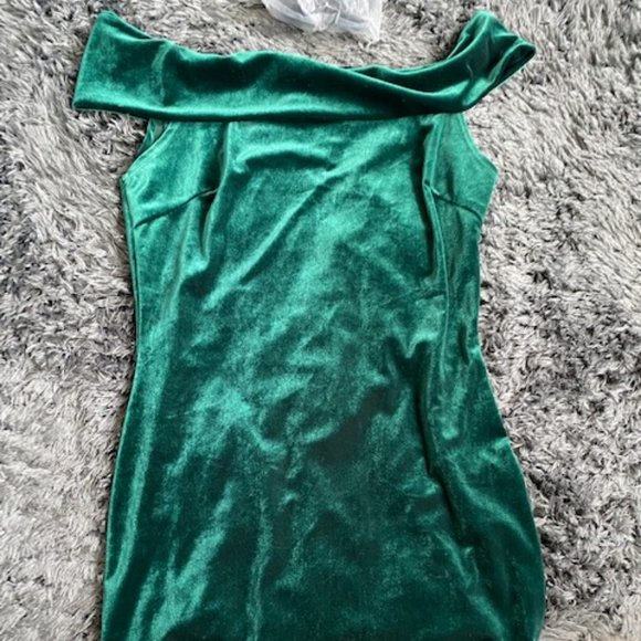 Off the shoulder, green velvet dress - Picture 1 of 1